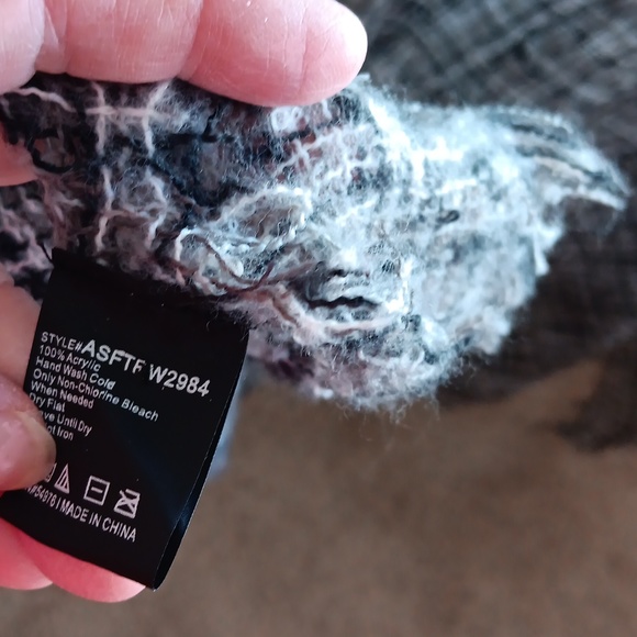 Wrap~ black and white acrylic plaid - Picture 3 of 4